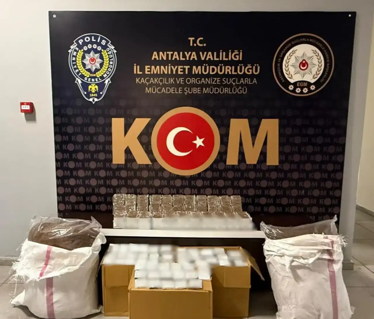 antalya-emniyetinden-kacakcilik-operasyonu-binlerce-kacak-urun-ele-gecirildi