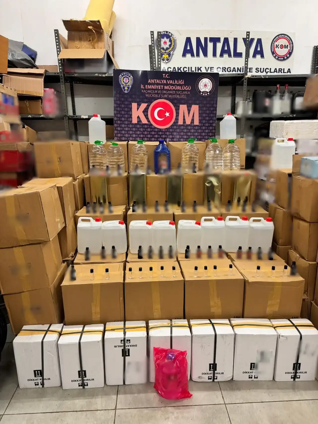 antalya-emniyetinden-kacakcilik-operasyonu-binlerce-kacak-urun-ele-gecirildi