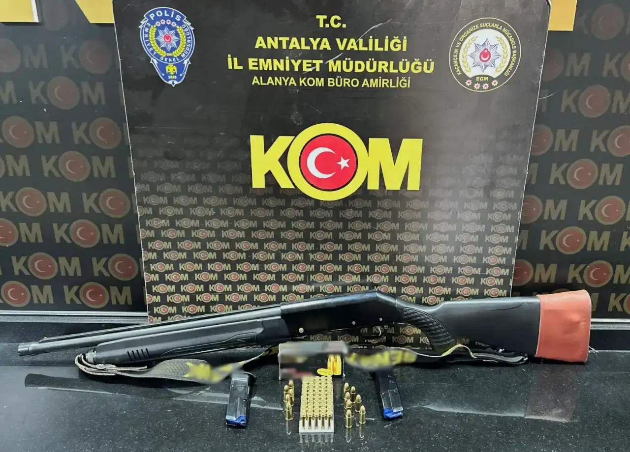 antalya-emniyetinden-kacakcilik-operasyonu-binlerce-kacak-urun-ele-gecirildi