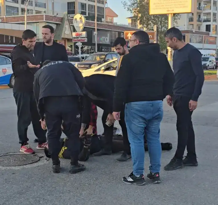 dosemealtinda-araca-carpmamak-istedi-asfalta-savruldu