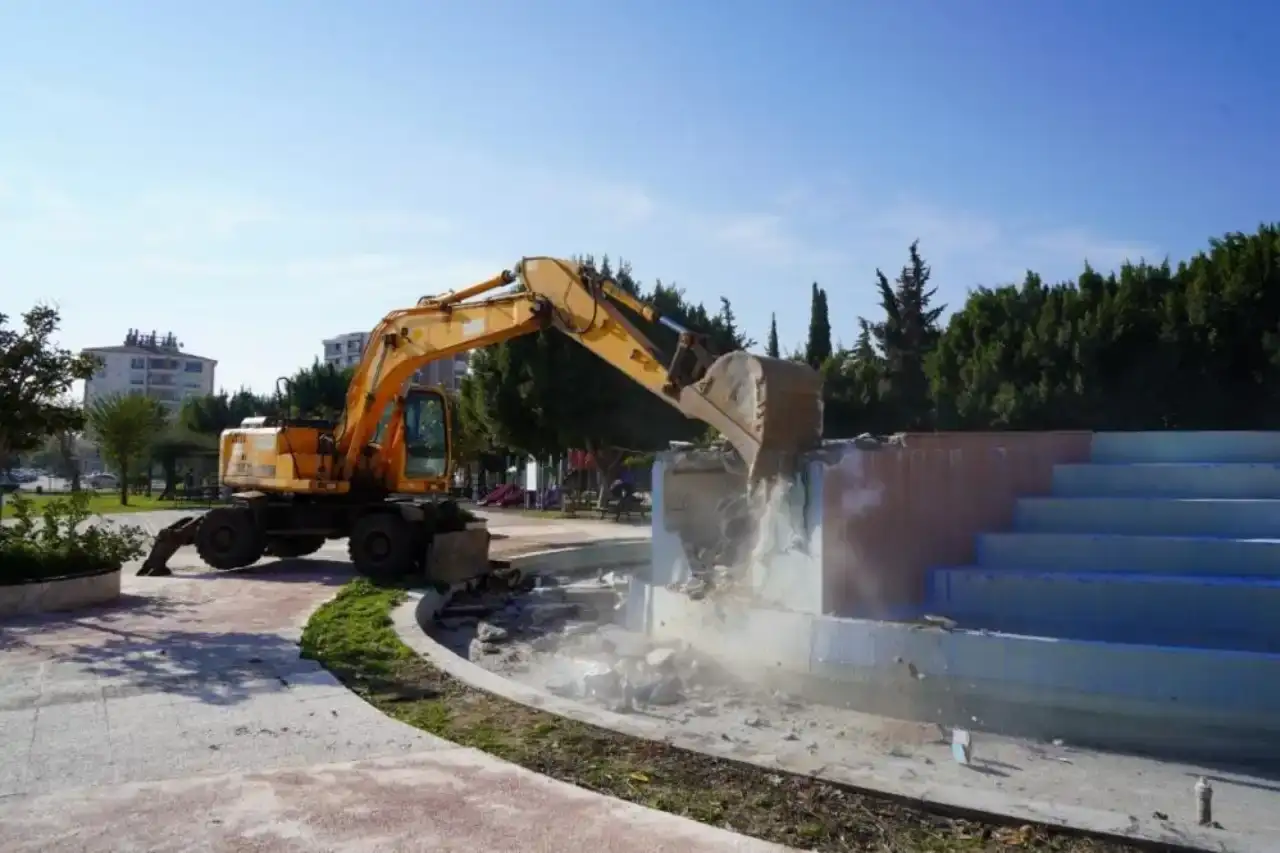 iklim-krizi-bahanesiyle-antalyadaki-belediyeler-parklardaki-sus-havuzlarini-kaldiriyor