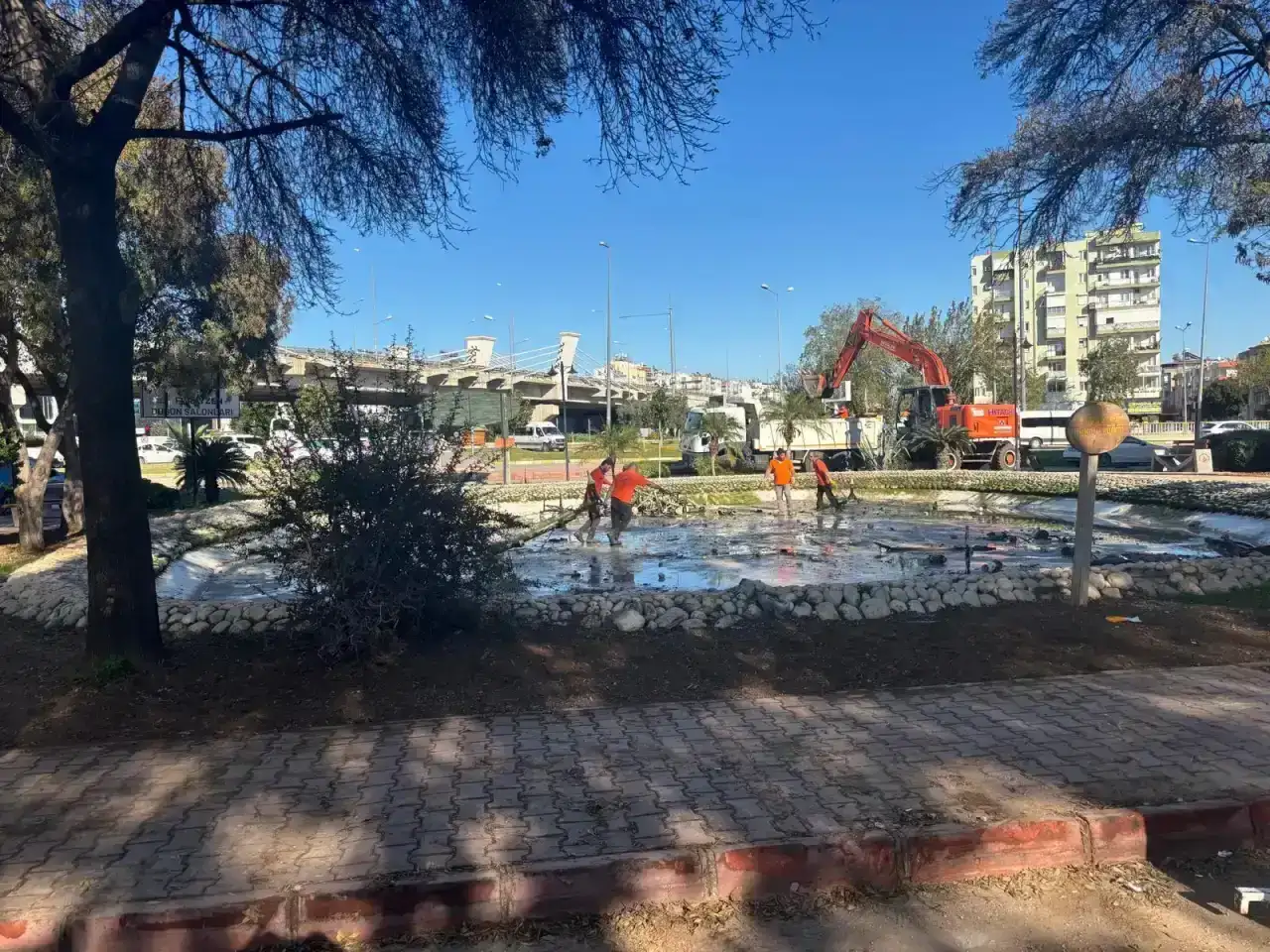 iklim-krizi-bahanesiyle-antalyadaki-belediyeler-parklardaki-sus-havuzlarini-kaldiriyor