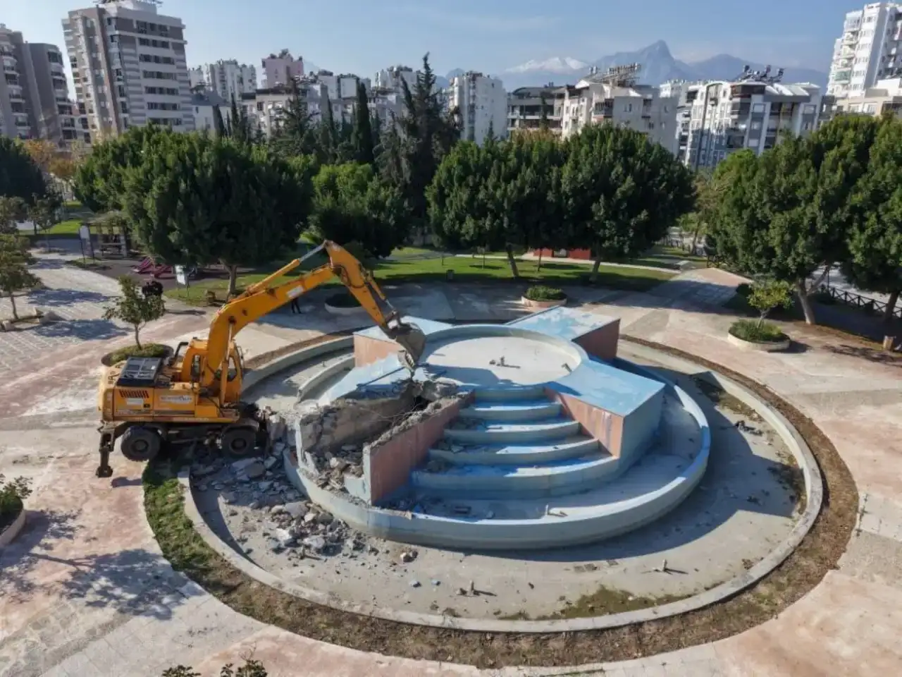 iklim-krizi-bahanesiyle-antalyadaki-belediyeler-parklardaki-sus-havuzlarini-kaldiriyor