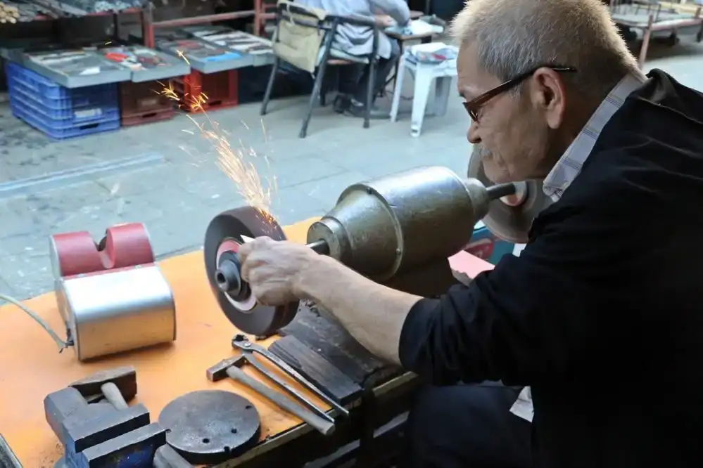 antalyada-7-kusaklik-meslek-alarm-veriyor-50-60-bin-tlye-bicak-bileme-ustasi-bulunamiyor