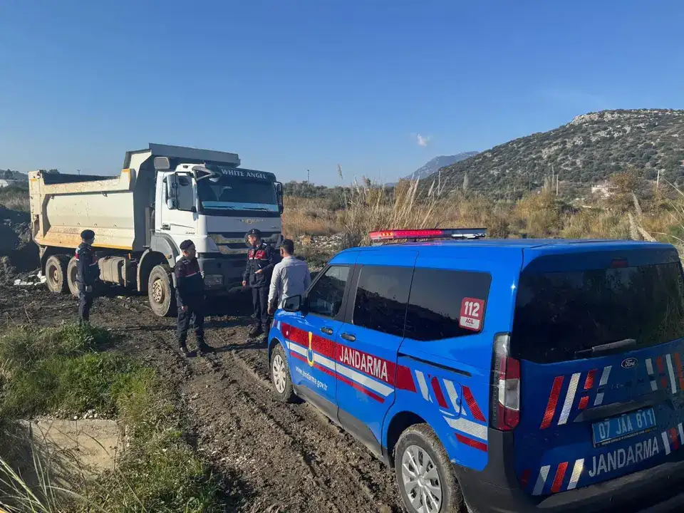 kasta-esen-cayndan-kum-alirken-yakalandilar-jandarma-affetmedi