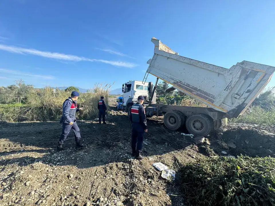 kasta-esen-cayndan-kum-alirken-yakalandilar-jandarma-affetmedi