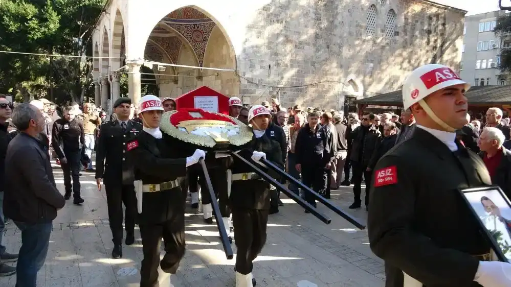 emekli-tumgeneral-gursel-ozturk-askeri-torenle-antalyada-topraga-verildi