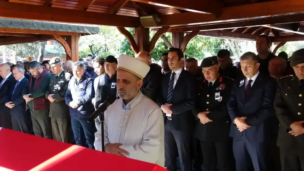 emekli-tumgeneral-gursel-ozturk-askeri-torenle-antalyada-topraga-verildi