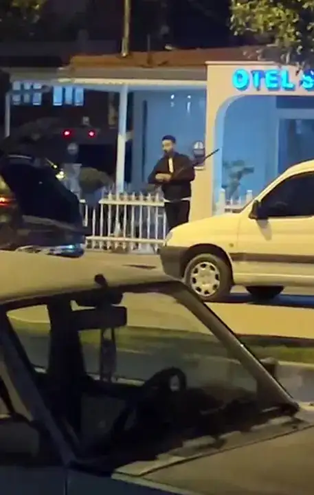 manavgatta-araclara-carpti-isletmeci-pompaliyla-vurdu