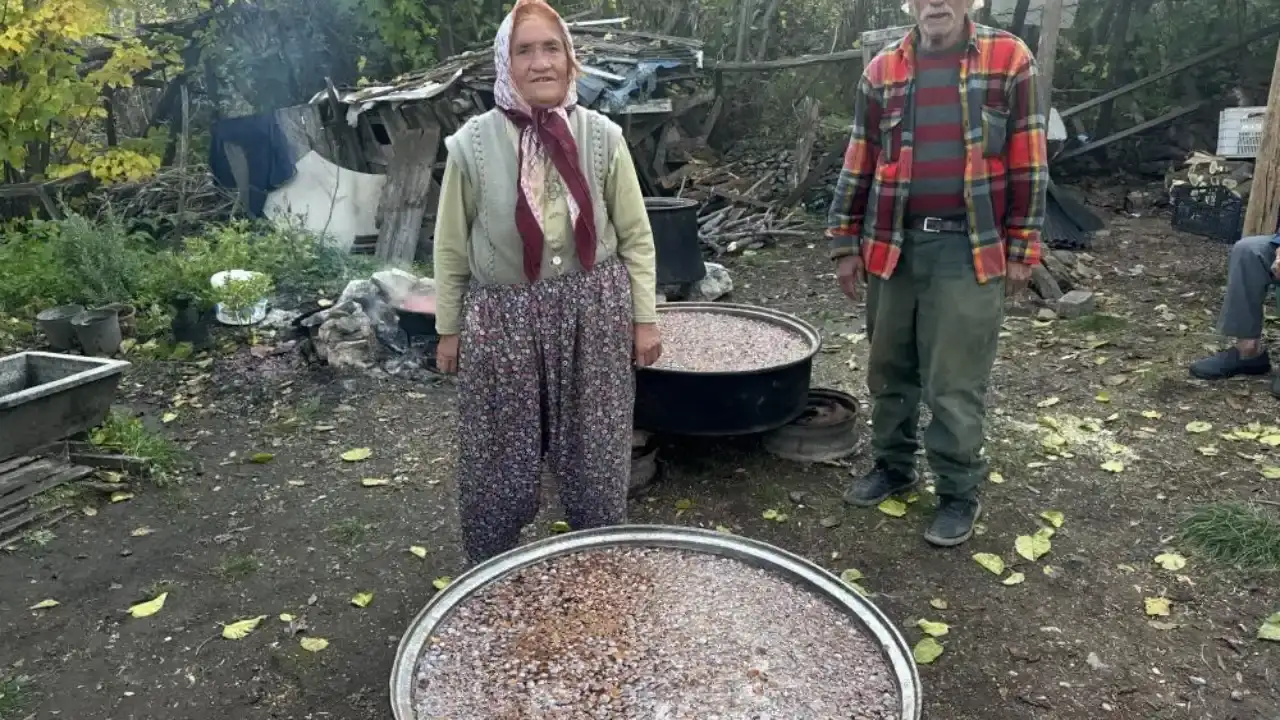 toroslardan-gelen-sifa-topladiklari-kozalaklari-saatlerce-kaynatiyorlar