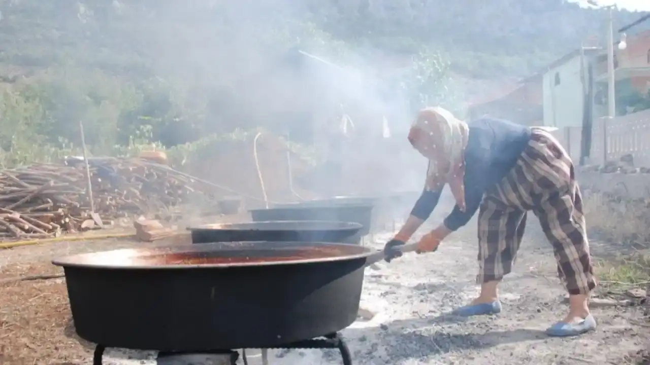 toroslardan-gelen-sifa-topladiklari-kozalaklari-saatlerce-kaynatiyorlar