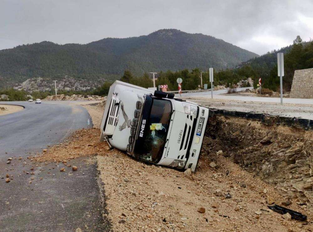 antalya-aksekide-kamyon-kazasi-yurekleri-agza-getirdi12