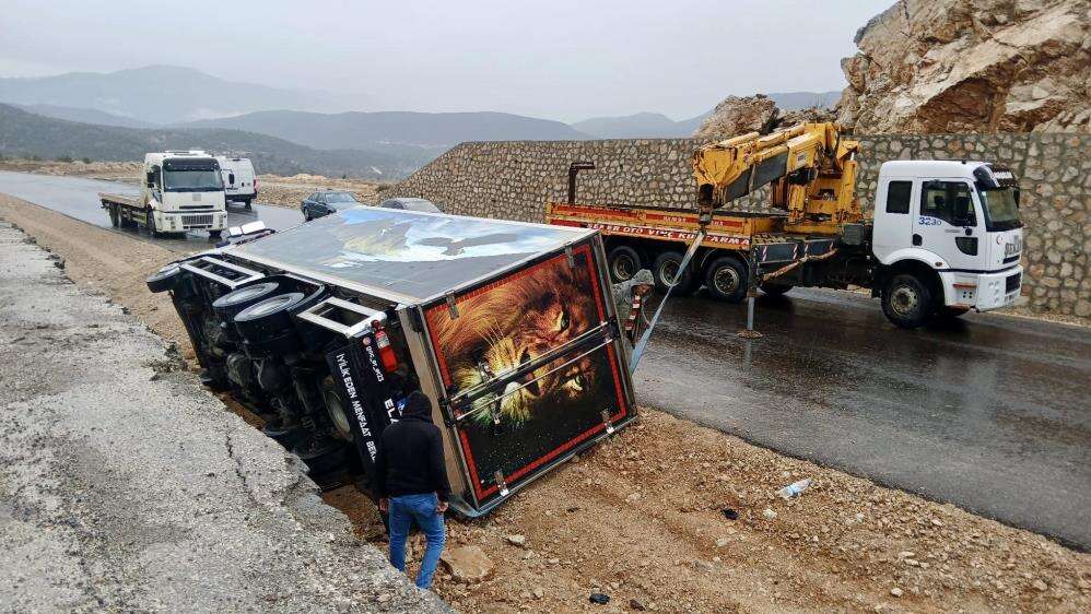 antalya-aksekide-kamyon-kazasi-yurekleri-agza-getirdi23