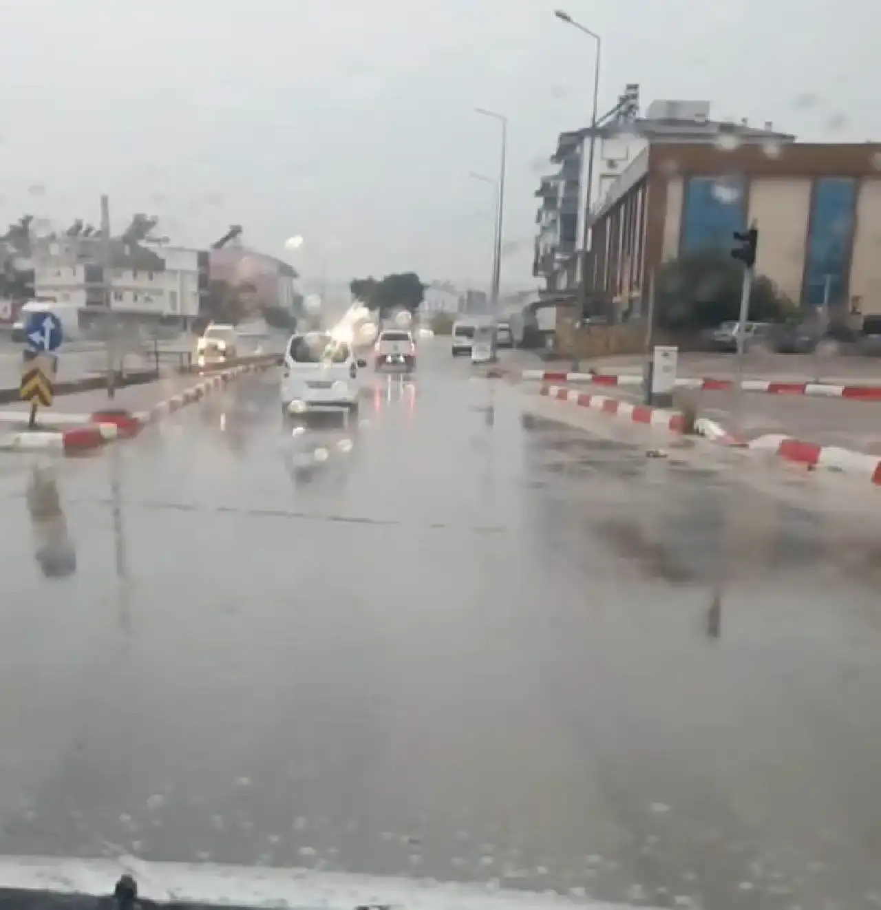 antalyada-geceyi-simsekler-ve-yagmur-basti-yagmur-ne-zaman-duracak