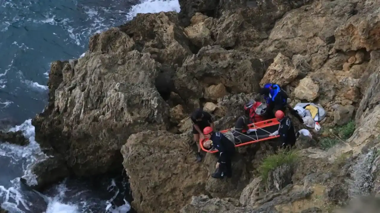 60-yasindaki-yasli-adam-30-metrelik-falezlerden-dustu-hastaneye-kaldirildi