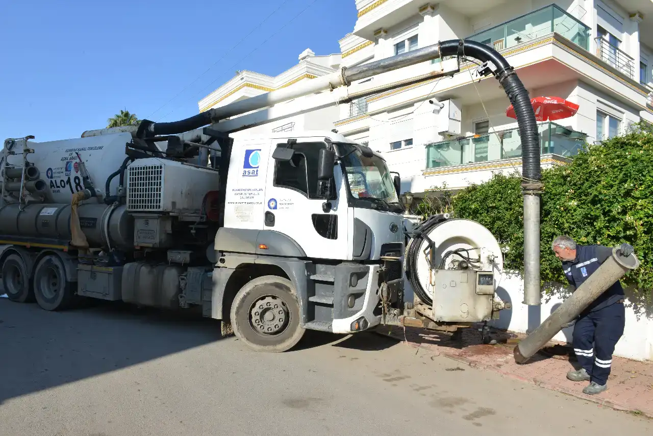 asat-antalyada-5-ilcede-502-km-kanalizasyon-hatti-temizligi-ve-5-bin-kapak-duzenlemesiyle-cevre-ve-halk-sagligini-koruyor