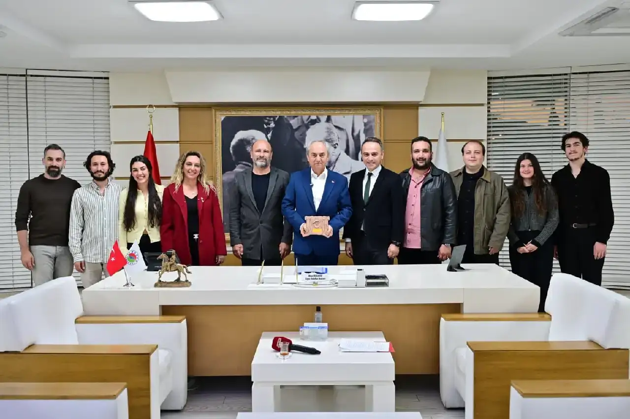 kepez-kent-tiyatrosu-medyum-oyunu-ile-en-iyi-komedi-odulunu-kazandi-ve-basarilarini-baskan-mesut-kocagoz-ile-paylasti