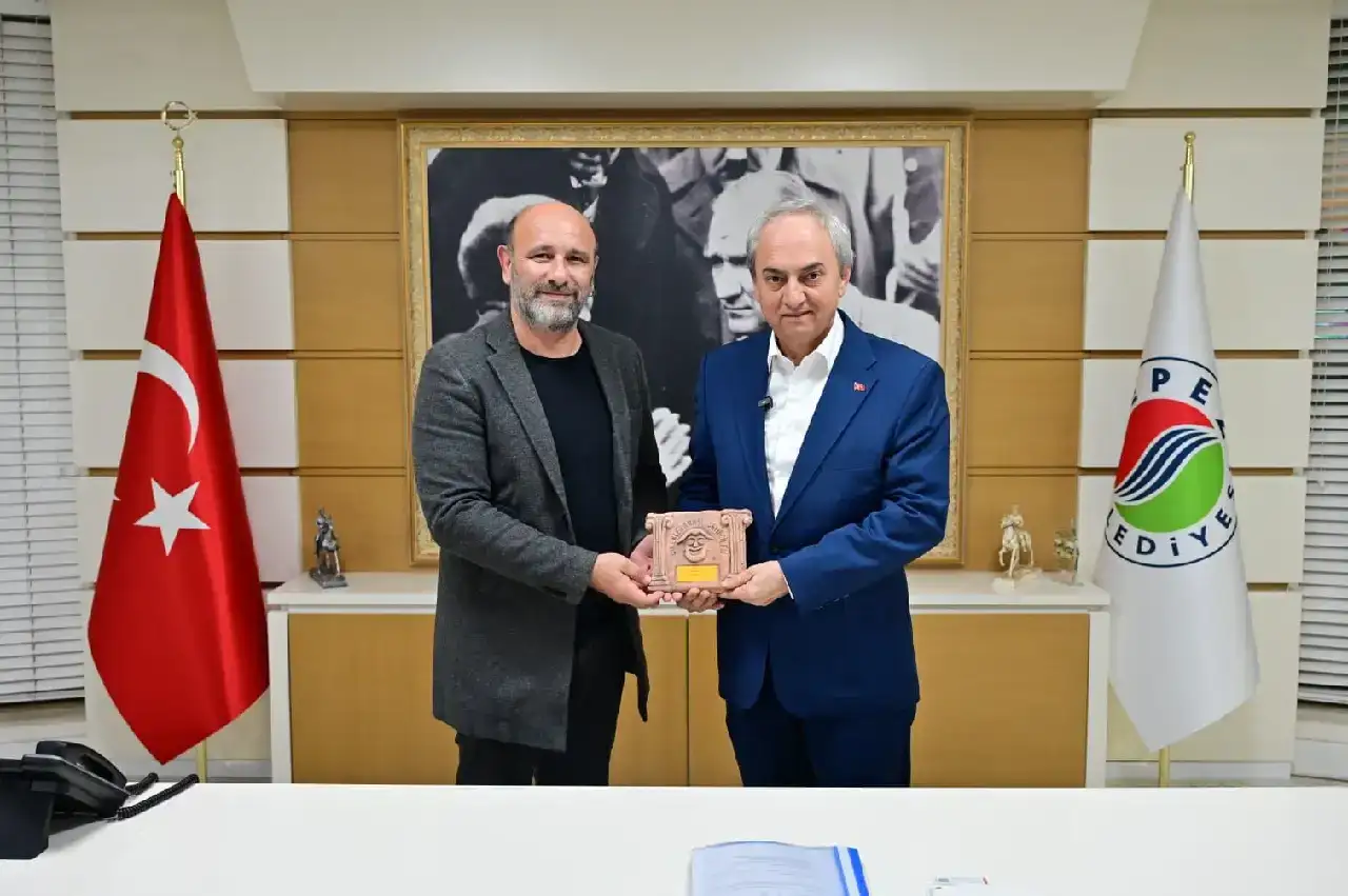 kepez-kent-tiyatrosu-medyum-oyunu-ile-en-iyi-komedi-odulunu-kazandi-ve-basarilarini-baskan-mesut-kocagoz-ile-paylasti