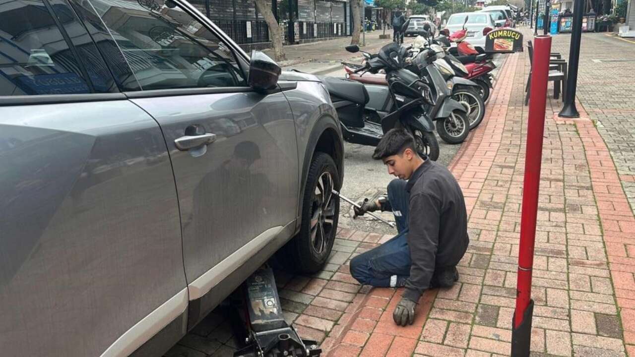 alanyada-gece-saatlerinde-bir-sahis-20-araca-zarar-verdi-gozaltina-alindi