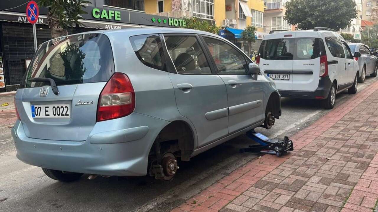 alanyada-gece-saatlerinde-bir-sahis-20-araca-zarar-verdi-gozaltina-alindi