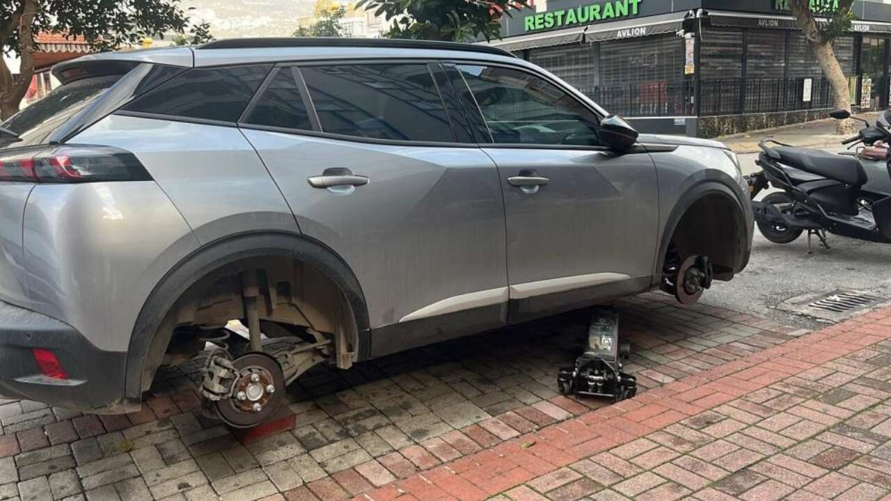 alanyada-gece-saatlerinde-bir-sahis-20-araca-zarar-verdi-gozaltina-alindi