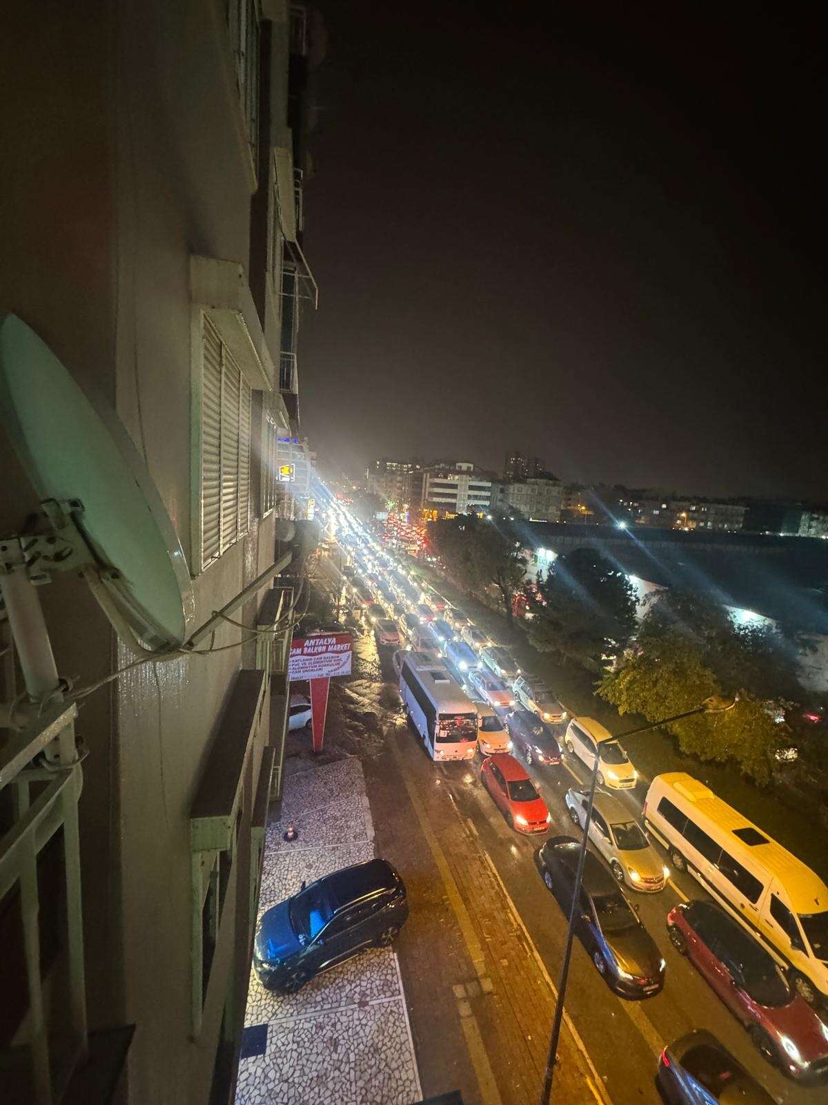 antalyada-aksam-saatlerinde-etkili-olan-saganak-yagis-hayati-felc-etti