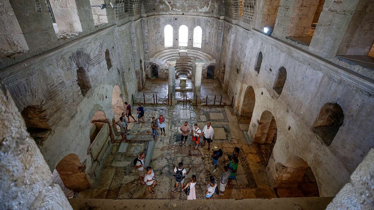 emekli-diplomat-demirok-antalya-noel-babana-sahip-cik