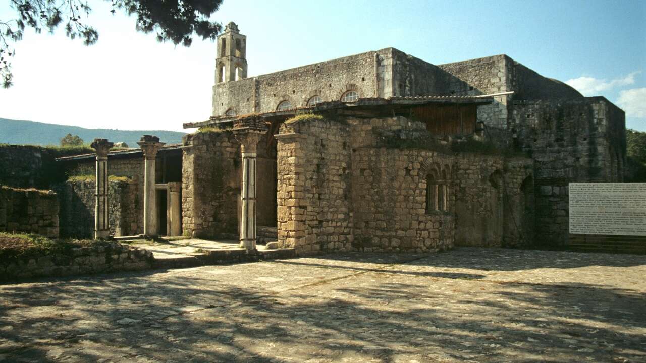 emekli-diplomat-demirok-antalya-noel-babana-sahip-cik