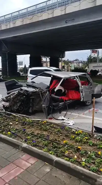 manavgatta-ambulansa-yol-verecekti-direksiyon-15-metre-aku-130-metre-uctu