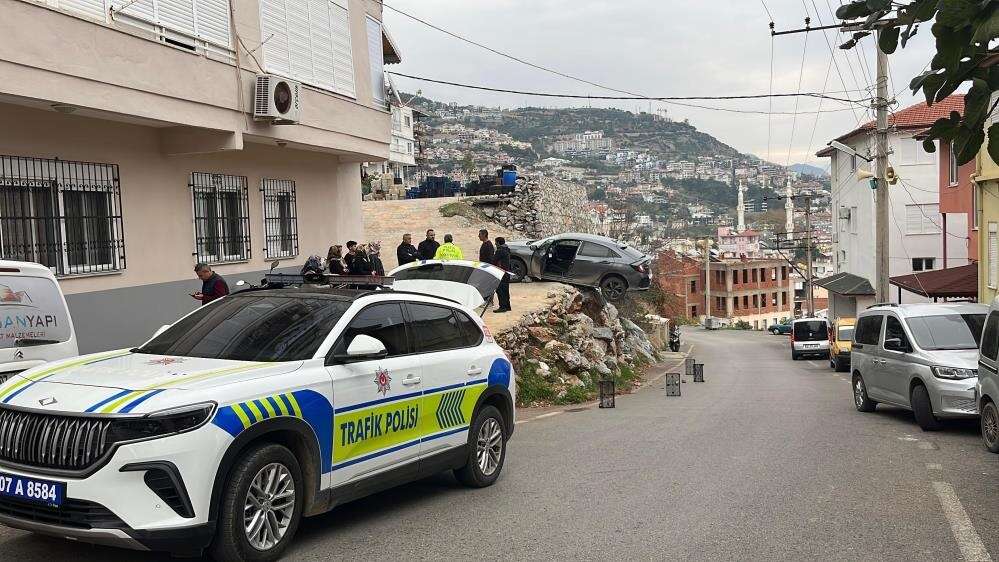 alanyada-geri-manevra-yapan-otomobil-sarampole-yuvarlanmaktan-kil-payi-kurtuldu