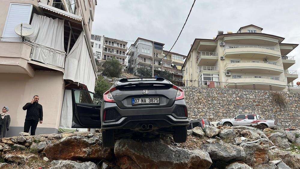 alanyada-geri-manevra-yapan-otomobil-sarampole-yuvarlanmaktan-kil-payi-kurtuldu