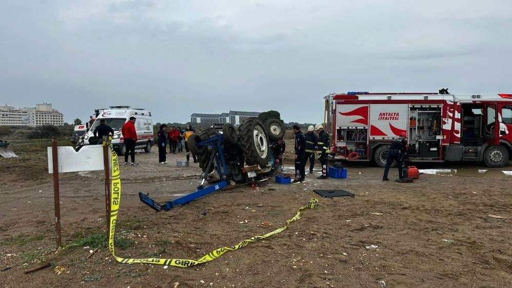 antalyada-iki-genc-traktorun-altinda-kaldi-bir-genc-hayatini-kaybetti