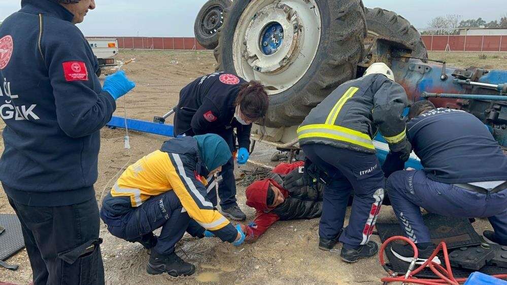 antalyada-iki-genc-traktorun-altinda-kaldi-bir-genc-hayatini-kaybetti