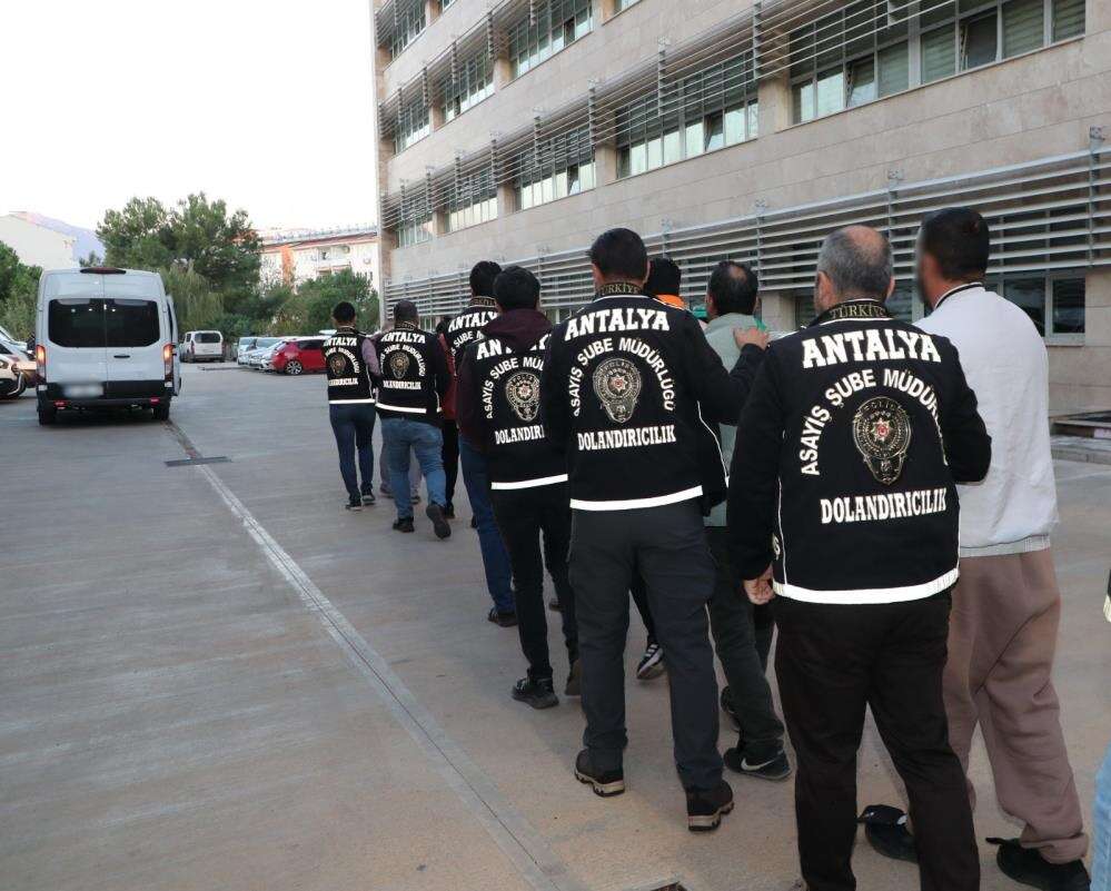 antalyada-kendilerini-polis-olarak-tanittilar-10-milyon-tl-dolandirdilar