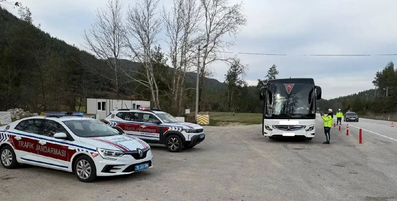 burdurda-jandarma-yilbasi-oncesi-kacakcilik-ve-trafik-denetimlerini-artirdi-binlerce-arac-kontrol-edildi