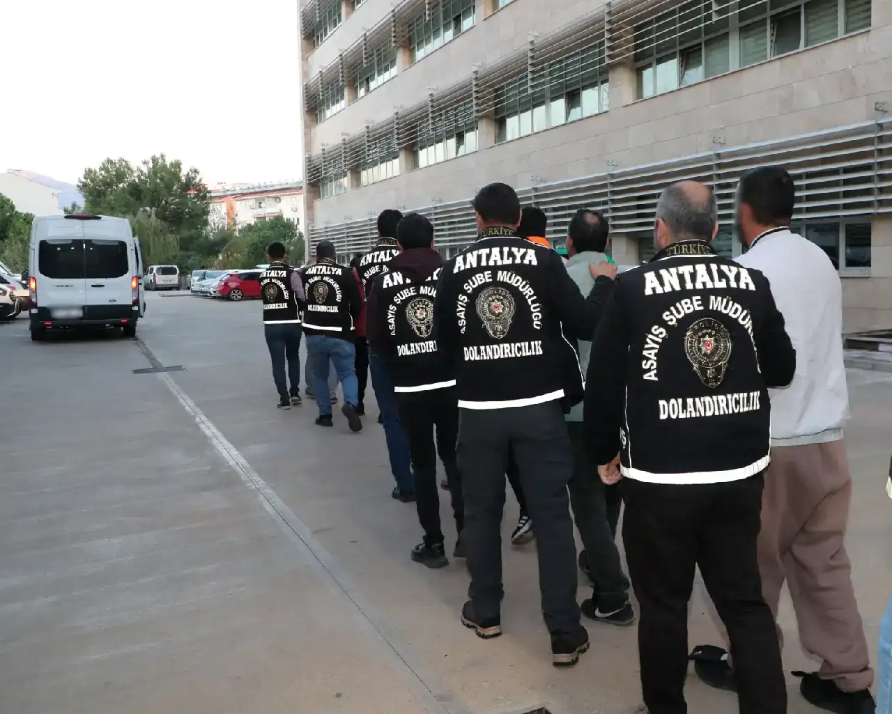 milyonluk-dolandiricilik-zinciri-antalyada-ortaya-cikti23