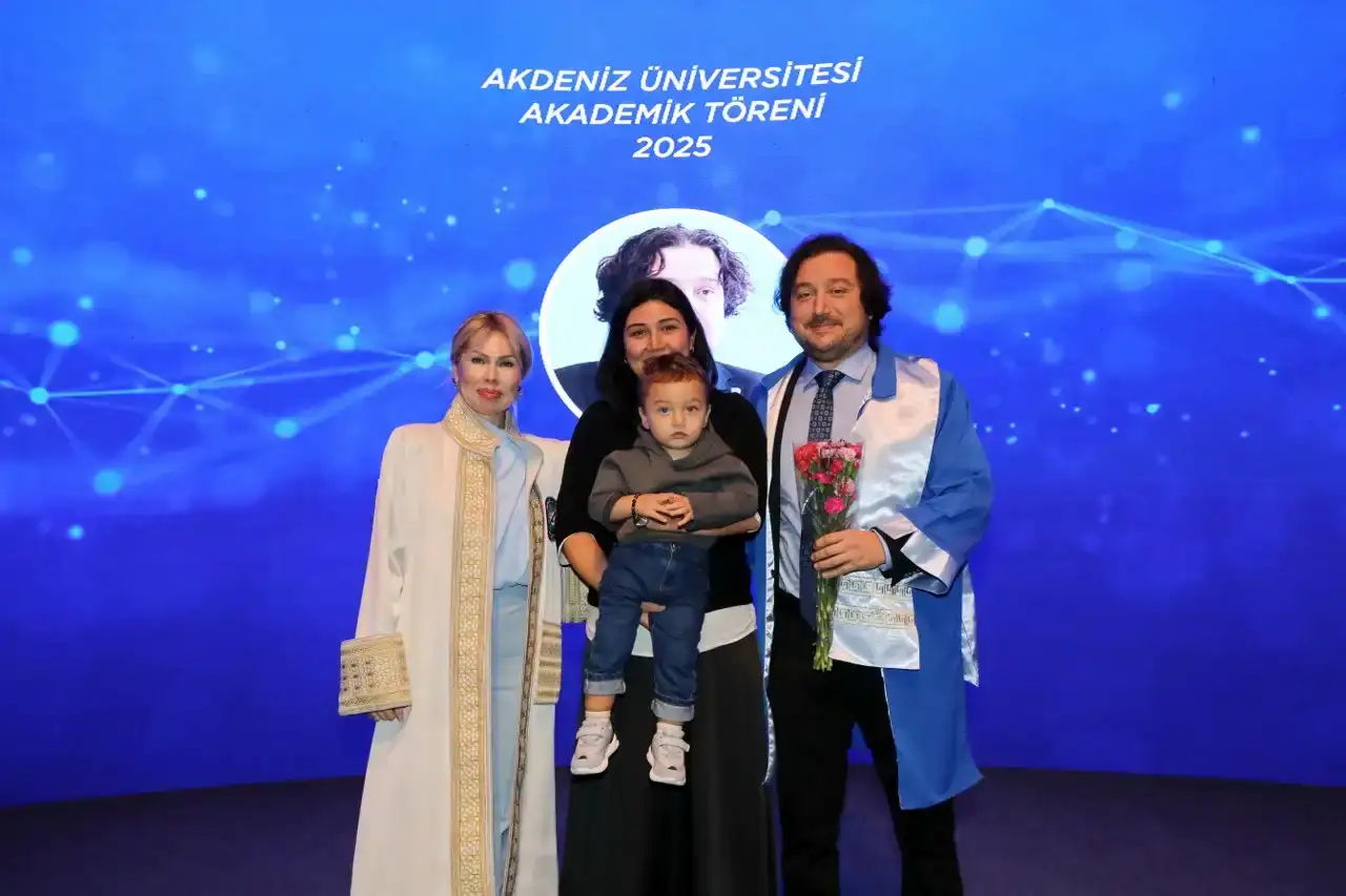 akdeniz-universitesinde-gurur-gunu-111-akademisyen-cubbe-giydi