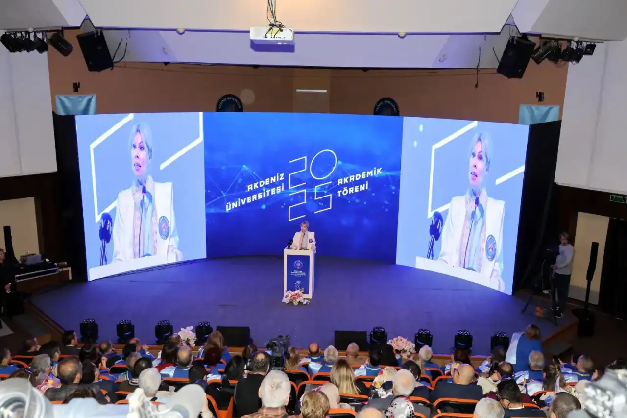 akdeniz-universitesinde-gurur-gunu-111-akademisyen-cubbe-giydi