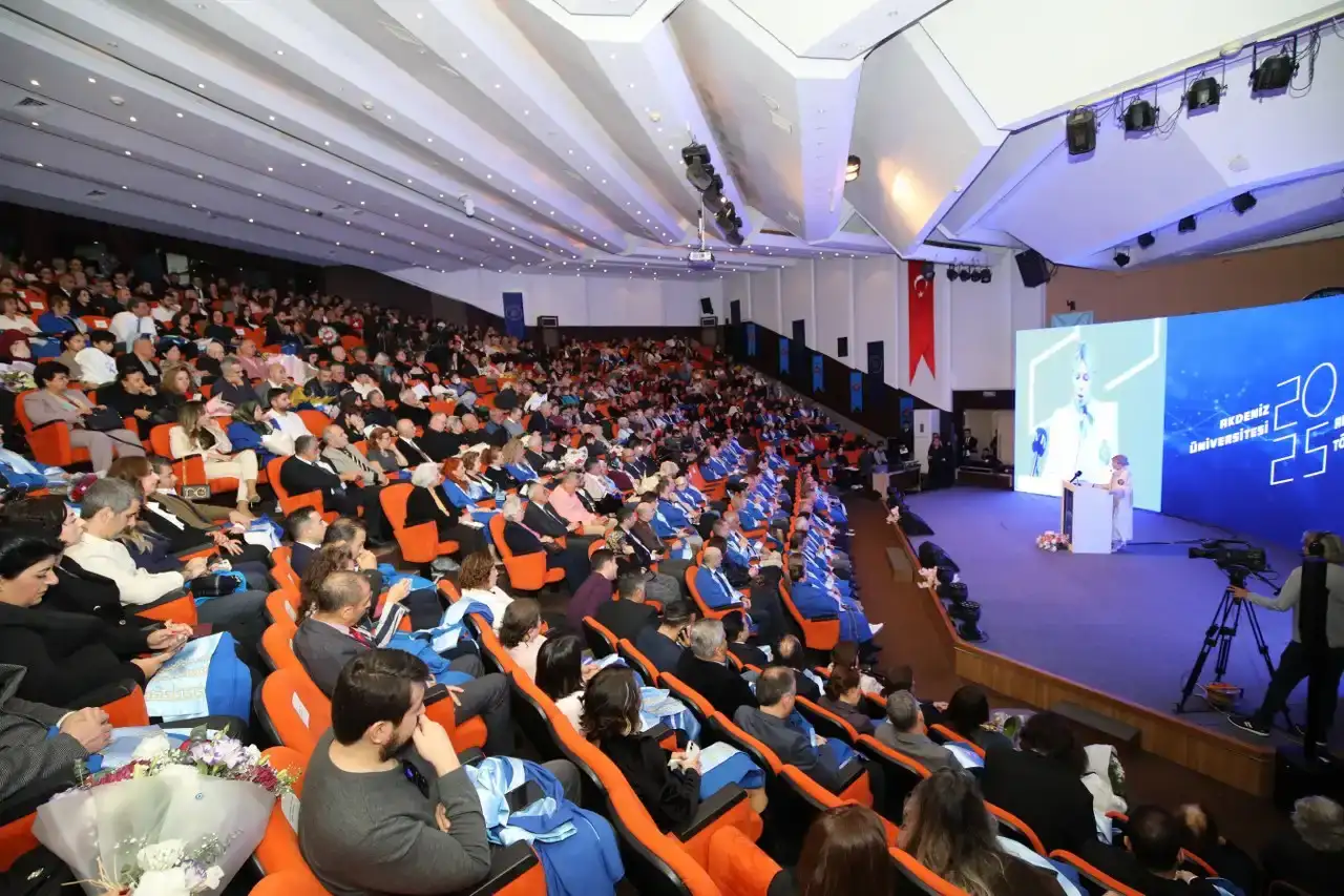 akdeniz-universitesinde-gurur-gunu-111-akademisyen-cubbe-giydi