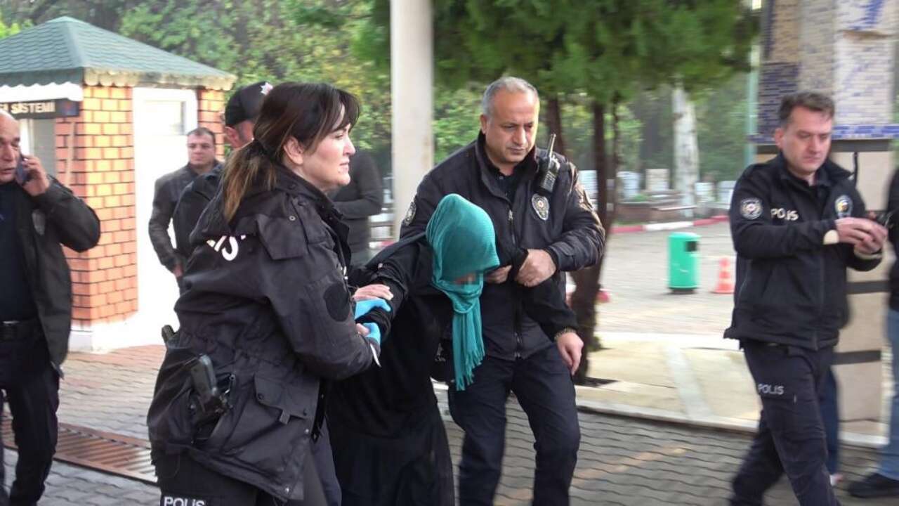 antalyada-kaldirima-cantasini-birakan-kadin-ekipleri-harekete-gecirdi