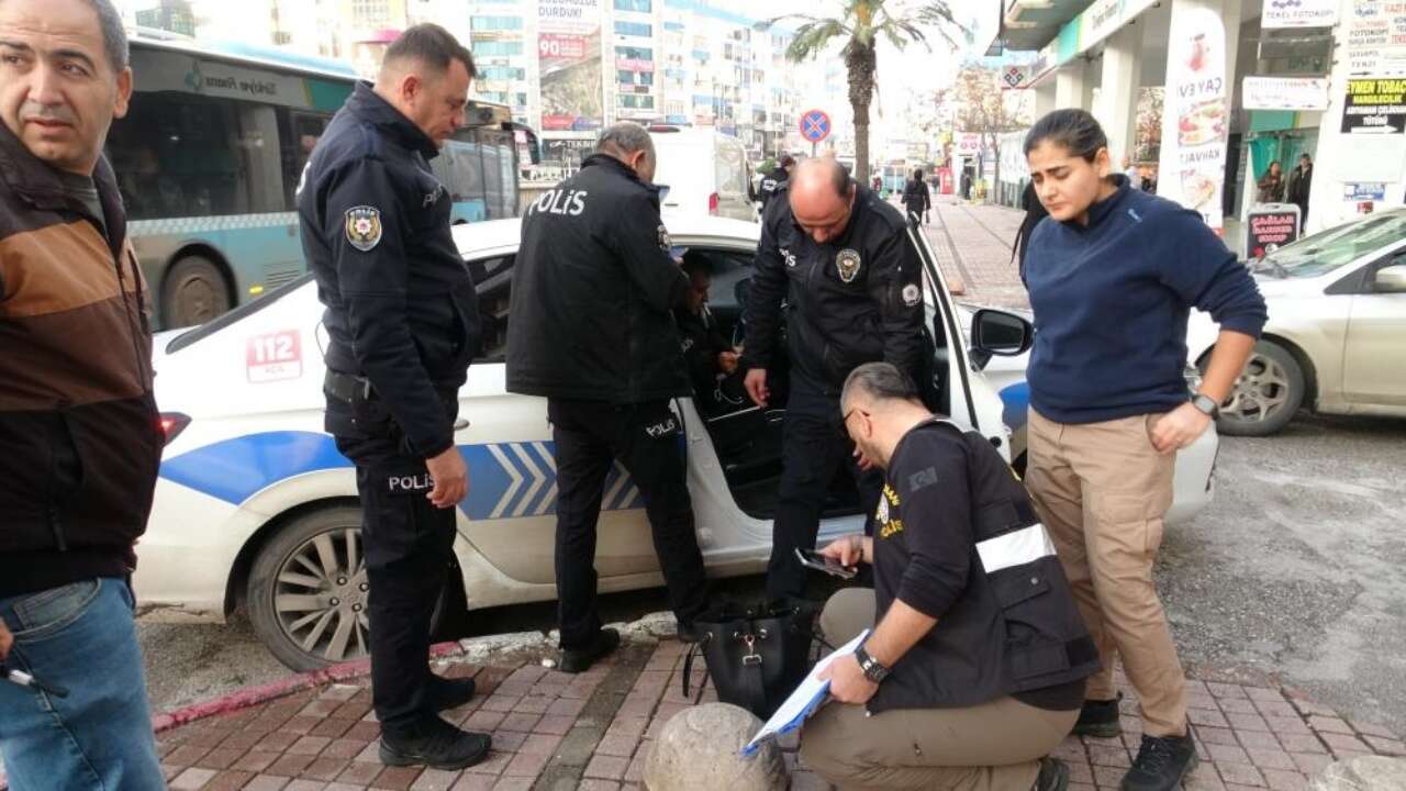 antalyada-kaldirima-cantasini-birakan-kadin-ekipleri-harekete-gecirdi