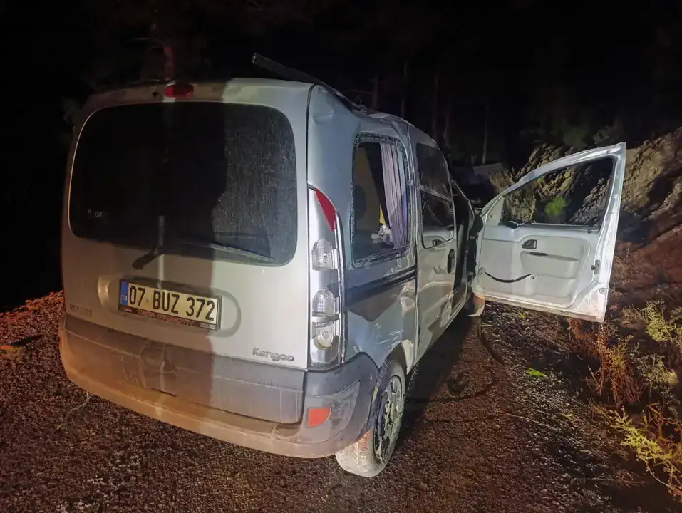 gazipasa-kucuklude-arac-sarampole-devrildi