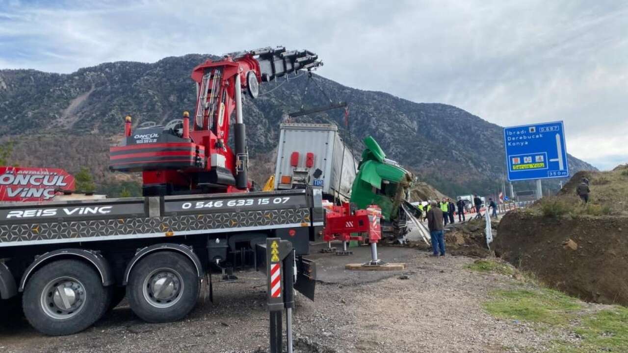 manavgatta-seyir-halindeki-tir-sarampole-devrildi-surucu-agir-yaralandi