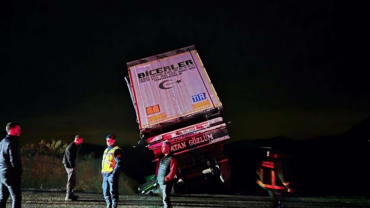 manavgatta-seyir-halindeki-tir-sarampole-devrildi-surucu-agir-yaralandi