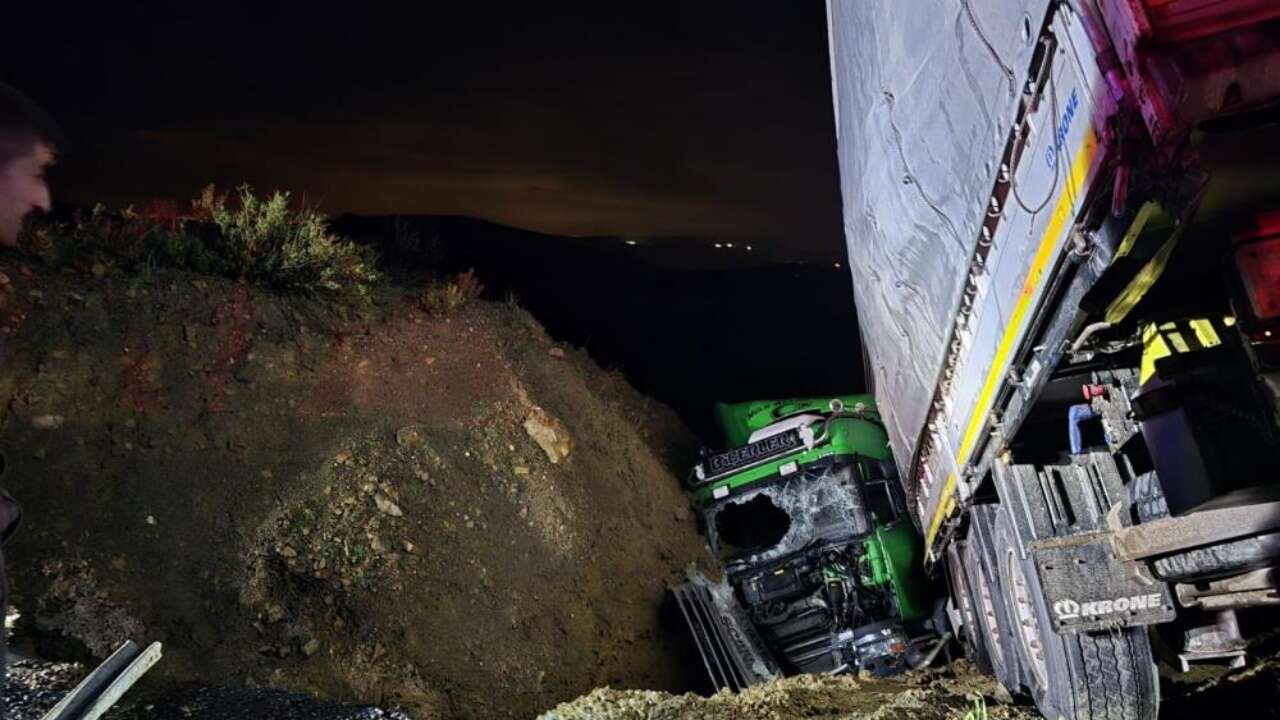 manavgatta-seyir-halindeki-tir-sarampole-devrildi-surucu-agir-yaralandi