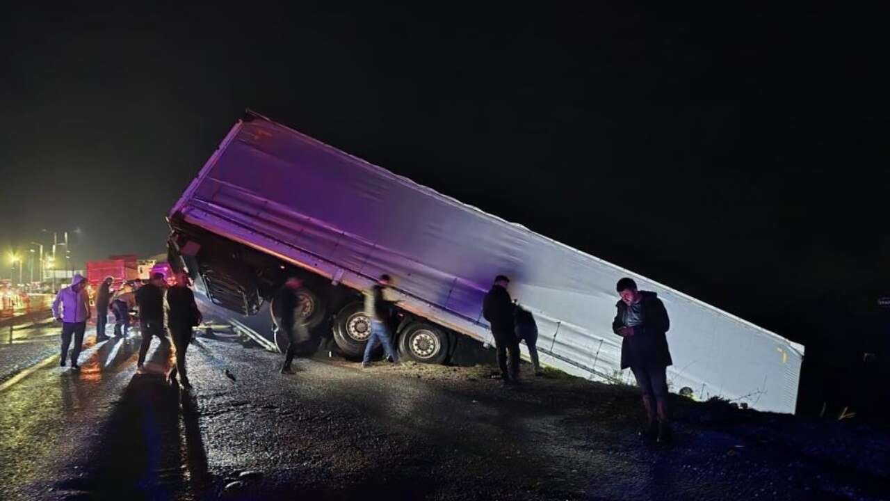 manavgatta-seyir-halindeki-tir-sarampole-devrildi-surucu-agir-yaralandi