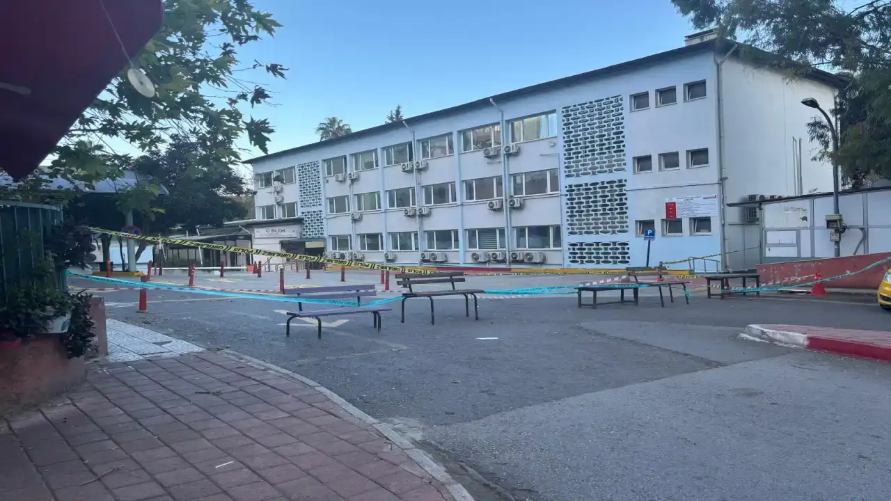 antalya-ataturk-devlet-hastanesinin-kapisina-kilit-vuruldu