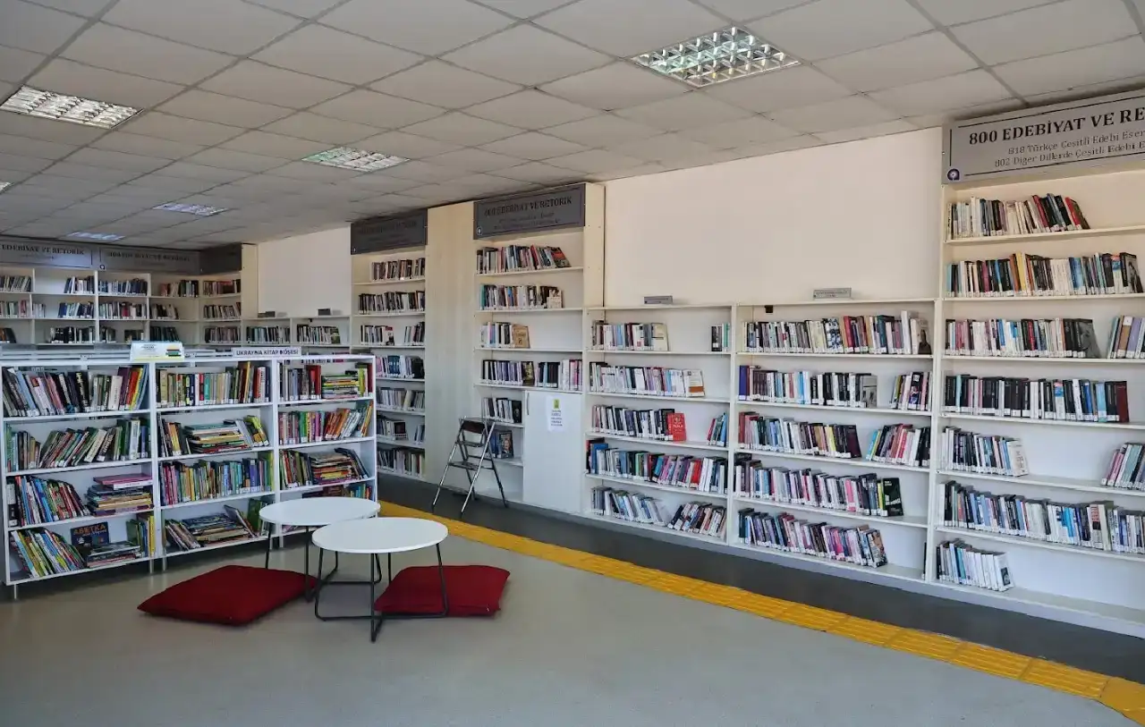 antalyadaki-kitapseverler-dikkat-bu-kutuphaneye-ugrayin