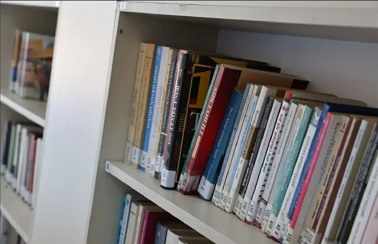 antalyadaki-kitapseverler-dikkat-bu-kutuphaneye-ugrayin