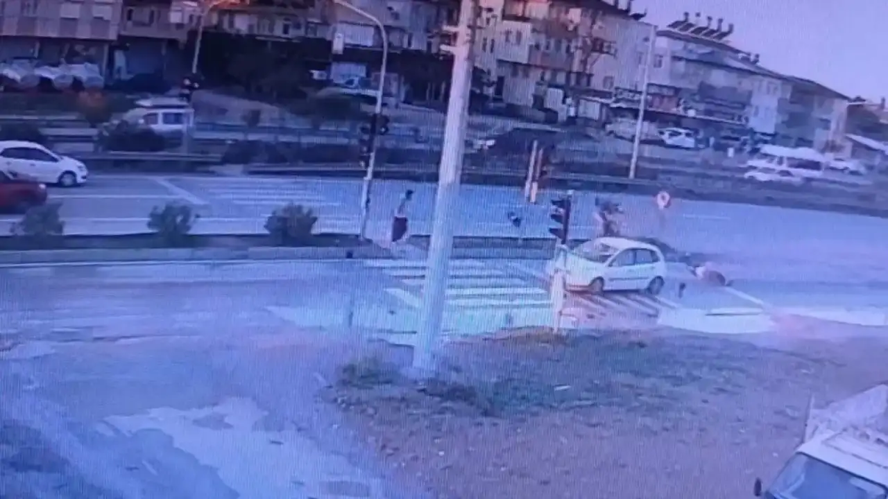 manavgatta-motosiklet-ile-otomobil-carpisti-motosiklet-surucusu-metrelerce-havaya-firladi